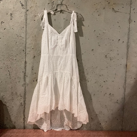 VENUS Dresses & Skirts - Venus White Eyelet V-Neck Sundress - Size 4